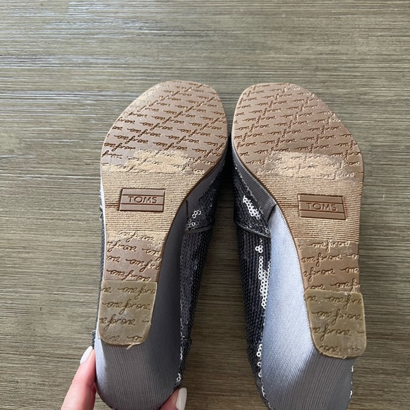 Tom’s Pewter Sequin Wedges. 7 1/2 - Picture 5 of 8